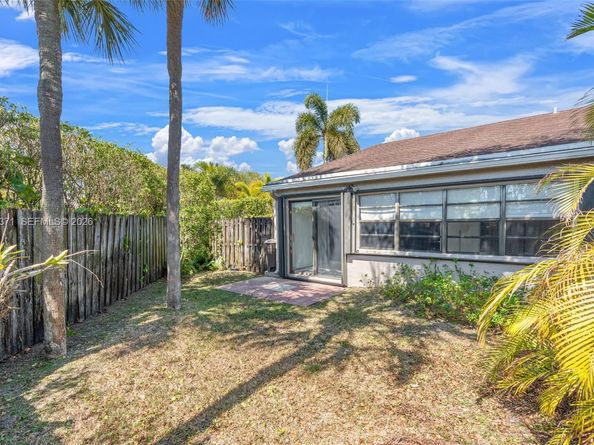 1064 E Lakes Dr, Deerfield Beach FL 33064