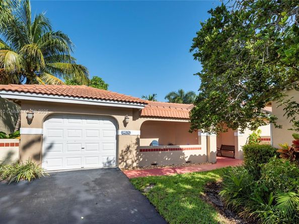 1426 Seagrape Cir, Weston FL 33326