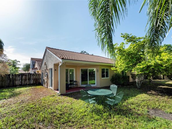 1426 Seagrape Cir, Weston FL 33326