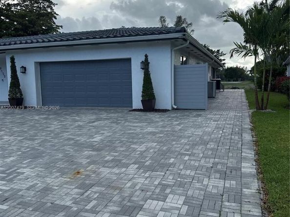 19150 S Saint Andrews Dr, Hialeah FL 33015