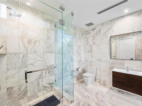 521 Holiday Dr, Hallandale Beach FL 33009