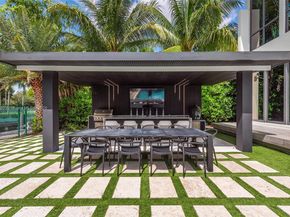 521 Holiday Dr, Hallandale Beach FL 33009