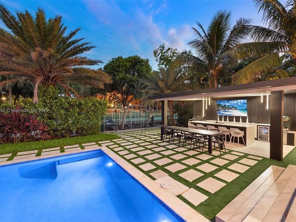 521 Holiday Dr, Hallandale Beach FL 33009