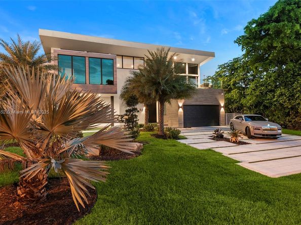521 Holiday Dr, Hallandale Beach FL 33009