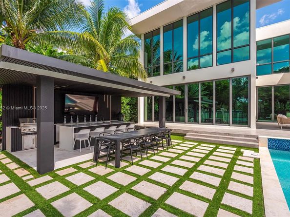 521 Holiday Dr, Hallandale Beach FL 33009