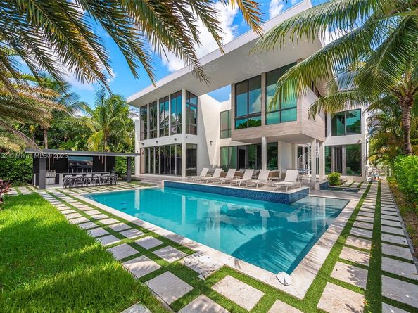 521 Holiday Dr, Hallandale Beach FL 33009