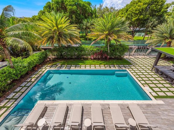 521 Holiday Dr, Hallandale Beach FL 33009