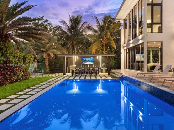 521 Holiday Dr, Hallandale Beach FL 33009