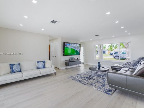 1380 SW 56th Ave, Plantation FL 33317