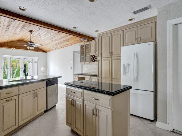 571 SE 11th St, Pompano Beach FL 33060