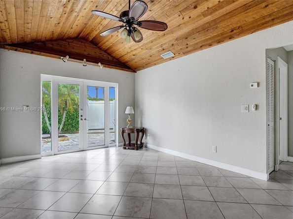 571 SE 11th St, Pompano Beach FL 33060