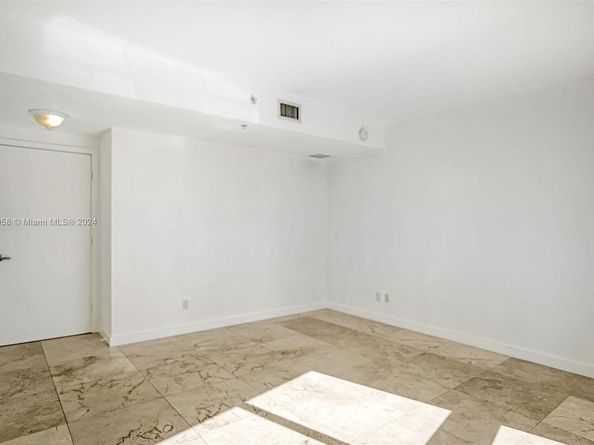325 NE Biscayne Blvd 1923, Miami FL 33131