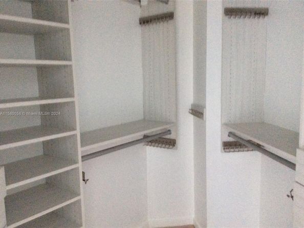 325 NE Biscayne Blvd 1923, Miami FL 33131