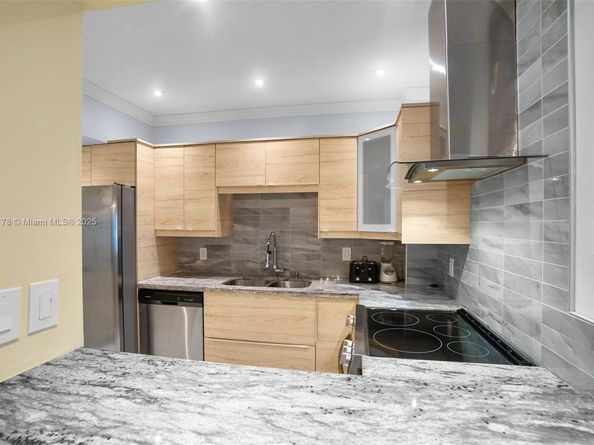 4350 Hillcrest Dr 118, Hollywood FL 33021