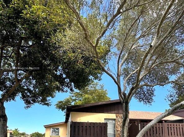 620 Briarwood Cir, Hollywood FL 33024