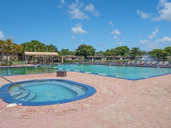 620 Briarwood Cir, Hollywood FL 33024