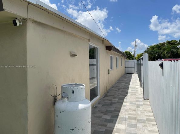 1847 W 2nd Ave, Hialeah FL 33010