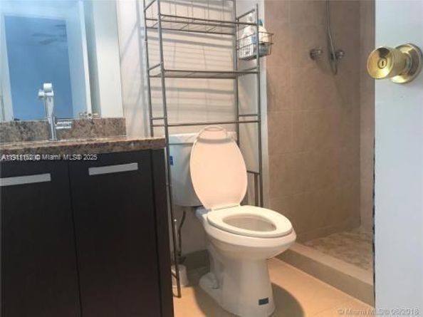 3401 N Country Club Dr 219, Aventura FL 33180