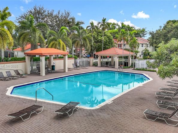15329 SW 51st St, Davie FL 33331