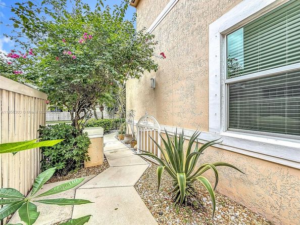 15329 SW 51st St, Davie FL 33331