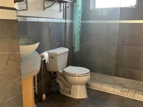 240 Collins Ave, Miami Beach FL 33139