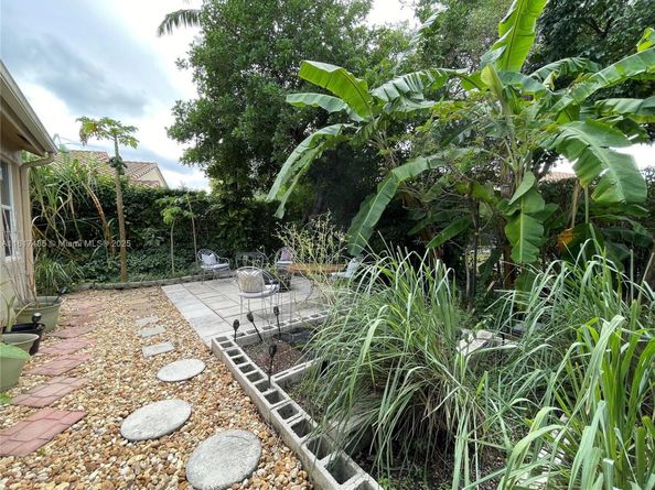 523 Stonemont Dr, Weston FL 33326
