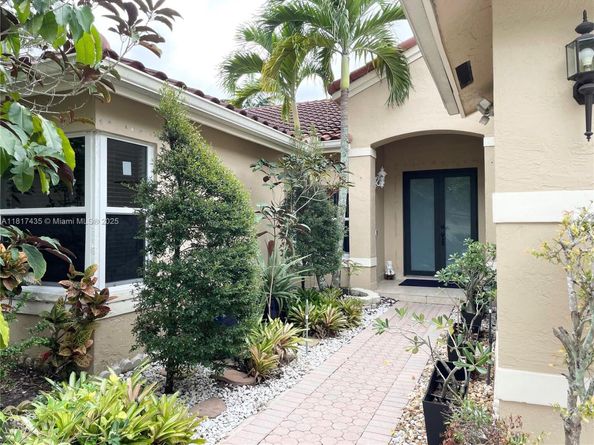 523 Stonemont Dr, Weston FL 33326