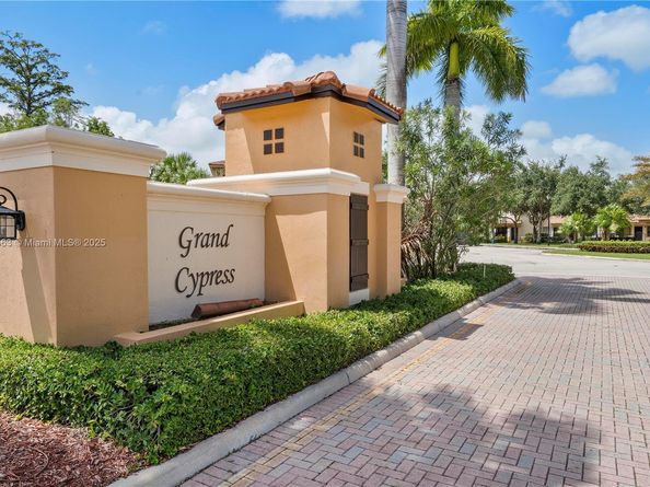 6116 E Grand Cypress Cir E, Coconut Creek FL 33073