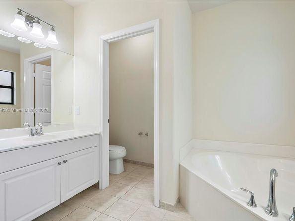 6116 E Grand Cypress Cir E, Coconut Creek FL 33073