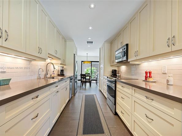 303 Saint Andrews Rd 1968, Hollywood FL 33021