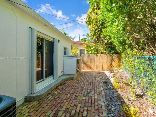 10 Century Ln, Miami Beach FL 33139