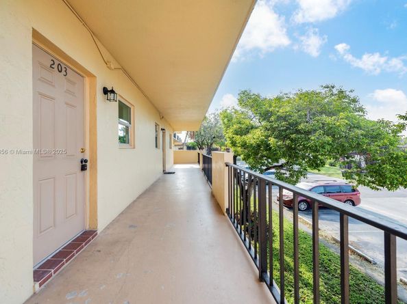 301 Cambridge Rd 203, Hollywood FL 33024
