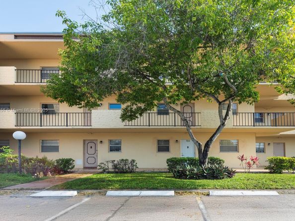 301 Cambridge Rd 203, Hollywood FL 33024