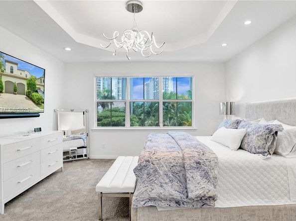 822 E Spinnaker Dr E, Hollywood FL 33019