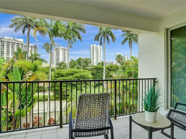 822 E Spinnaker Dr E, Hollywood FL 33019