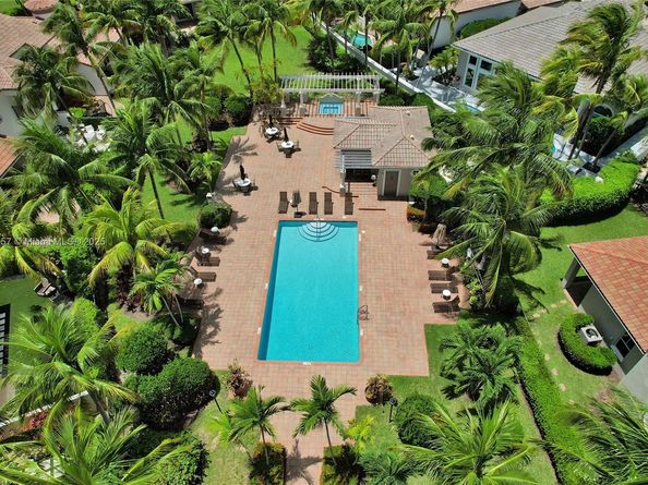 822 E Spinnaker Dr E, Hollywood FL 33019