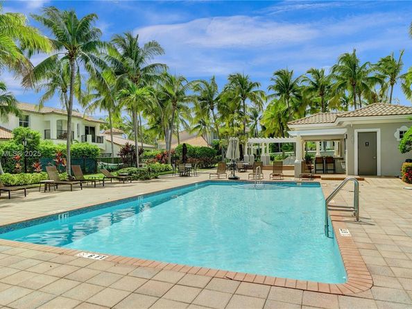 822 E Spinnaker Dr E, Hollywood FL 33019