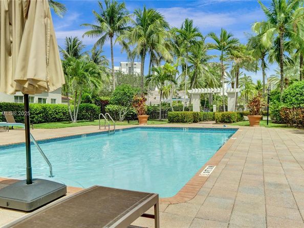 822 E Spinnaker Dr E, Hollywood FL 33019