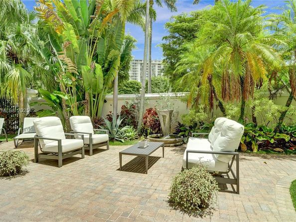 822 E Spinnaker Dr E, Hollywood FL 33019