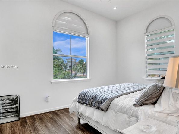 822 E Spinnaker Dr E, Hollywood FL 33019