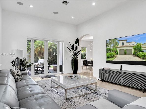 822 E Spinnaker Dr E, Hollywood FL 33019