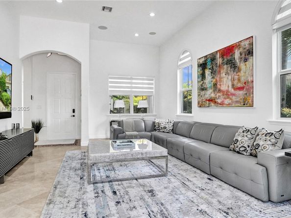822 E Spinnaker Dr E, Hollywood FL 33019