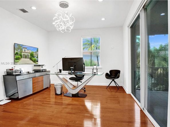 822 E Spinnaker Dr E, Hollywood FL 33019