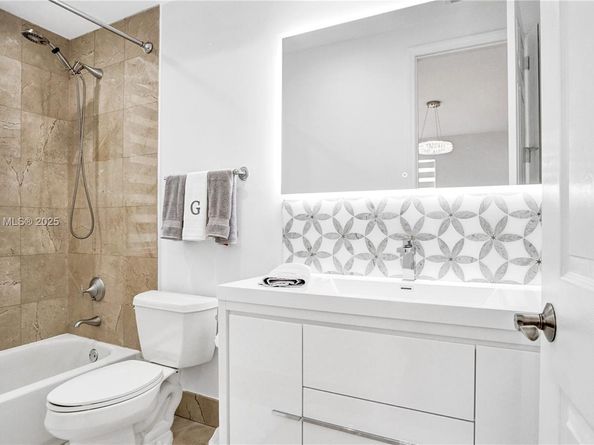 822 E Spinnaker Dr E, Hollywood FL 33019