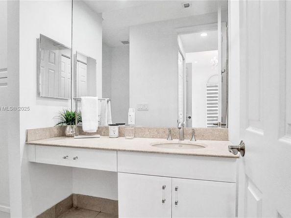 822 E Spinnaker Dr E, Hollywood FL 33019