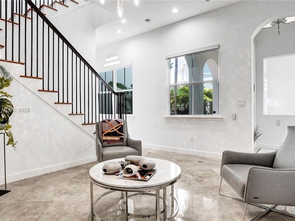 822 E Spinnaker Dr E, Hollywood FL 33019