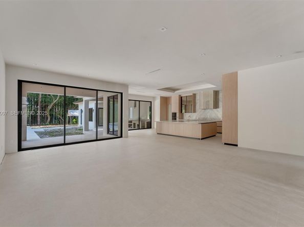 6840 SW 92nd St, Pinecrest FL 33156