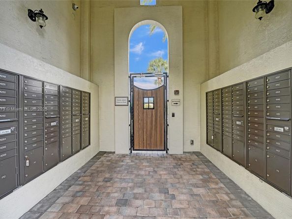 4284 Cascada Cir, Cooper City FL 33024