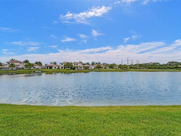 4284 Cascada Cir, Cooper City FL 33024