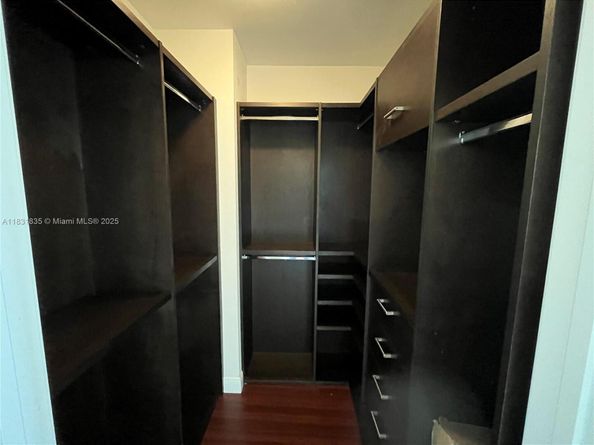 601 NE 36th St 1908, Miami FL 33137